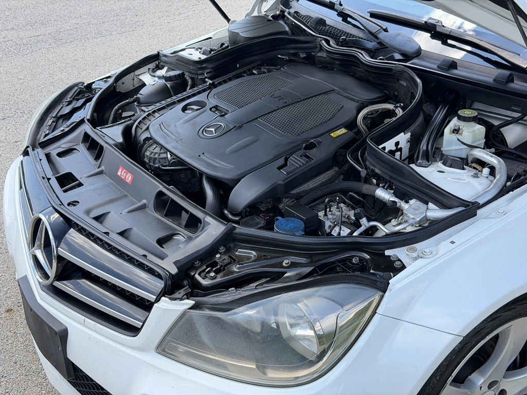 Photo 19 of this MERCEDES-BENZ C-CLASS