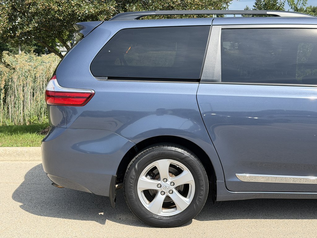 Photo 6 of this TOYOTA SIENNA