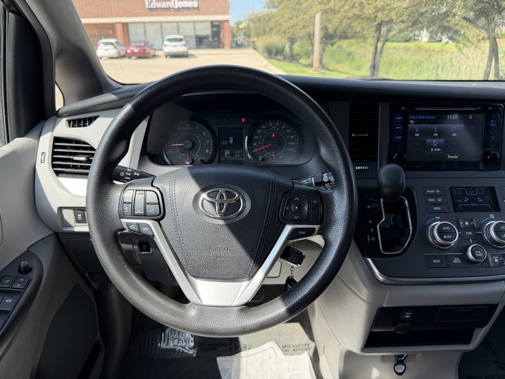 Photo 26 of this TOYOTA SIENNA