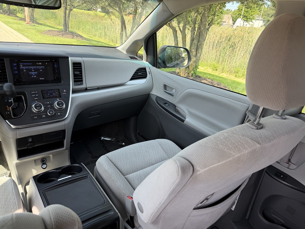 Photo 36 of this TOYOTA SIENNA