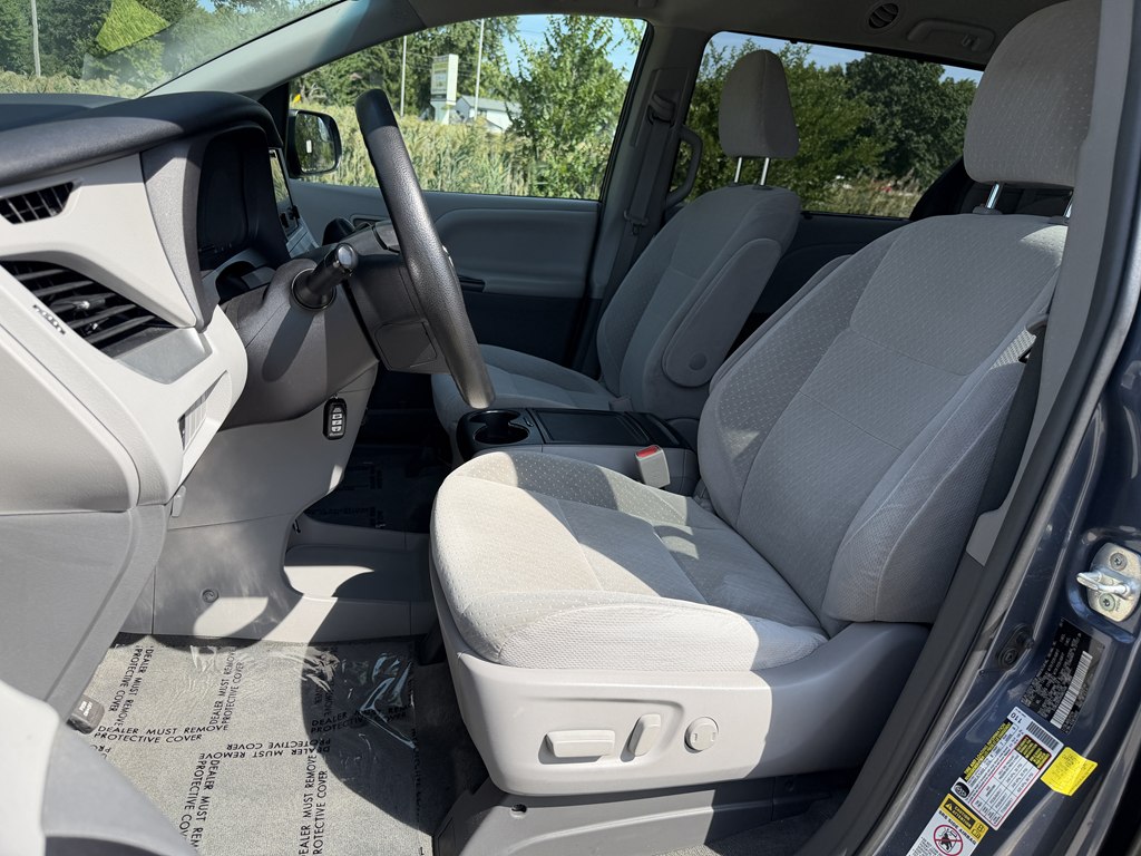 Photo 30 of this TOYOTA SIENNA