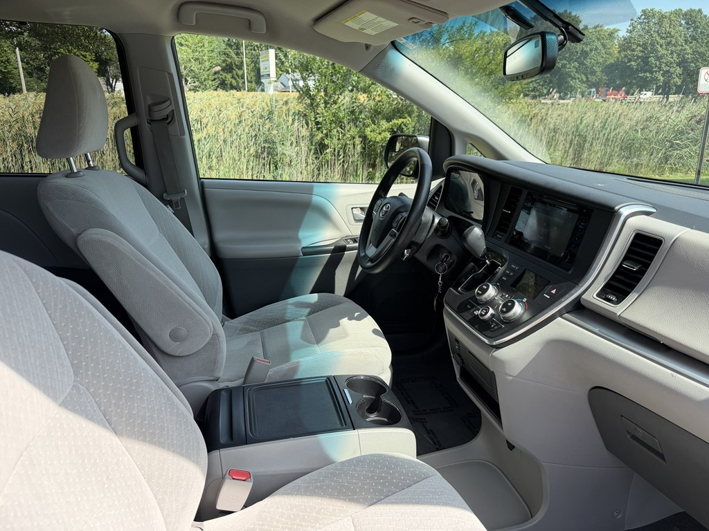 Photo 32 of this TOYOTA SIENNA