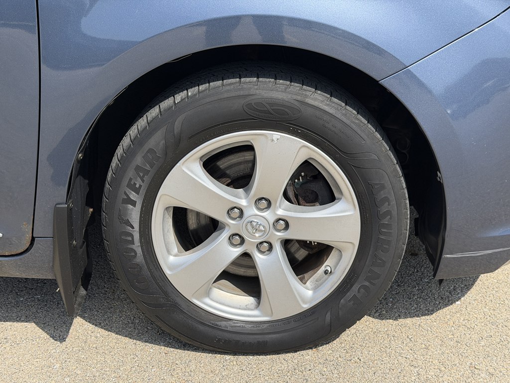 Photo 22 of this TOYOTA SIENNA