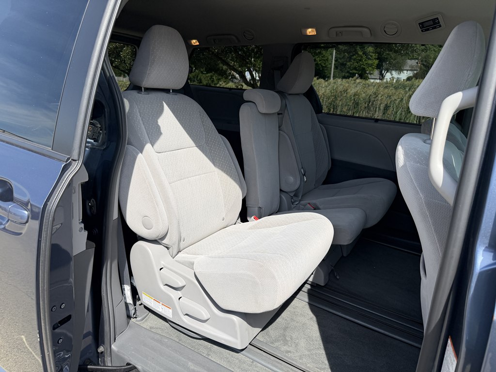 Photo 39 of this TOYOTA SIENNA