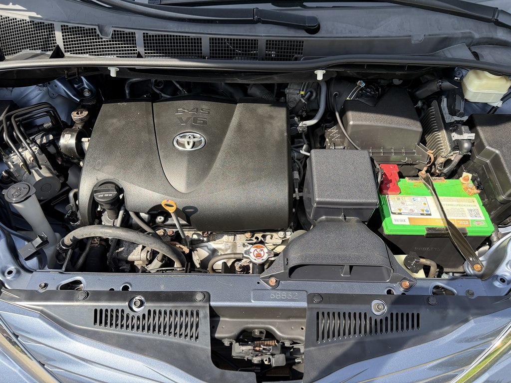 Photo 18 of this TOYOTA SIENNA