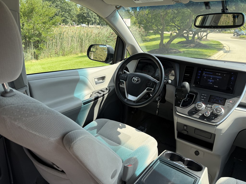 Photo 31 of this TOYOTA SIENNA