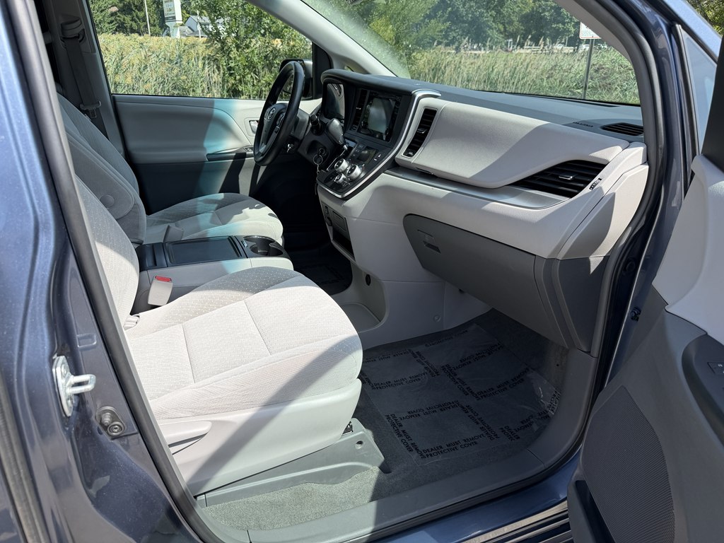 Photo 34 of this TOYOTA SIENNA