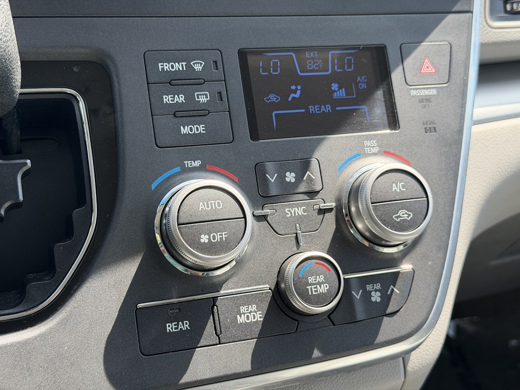 Photo 50 of this TOYOTA SIENNA
