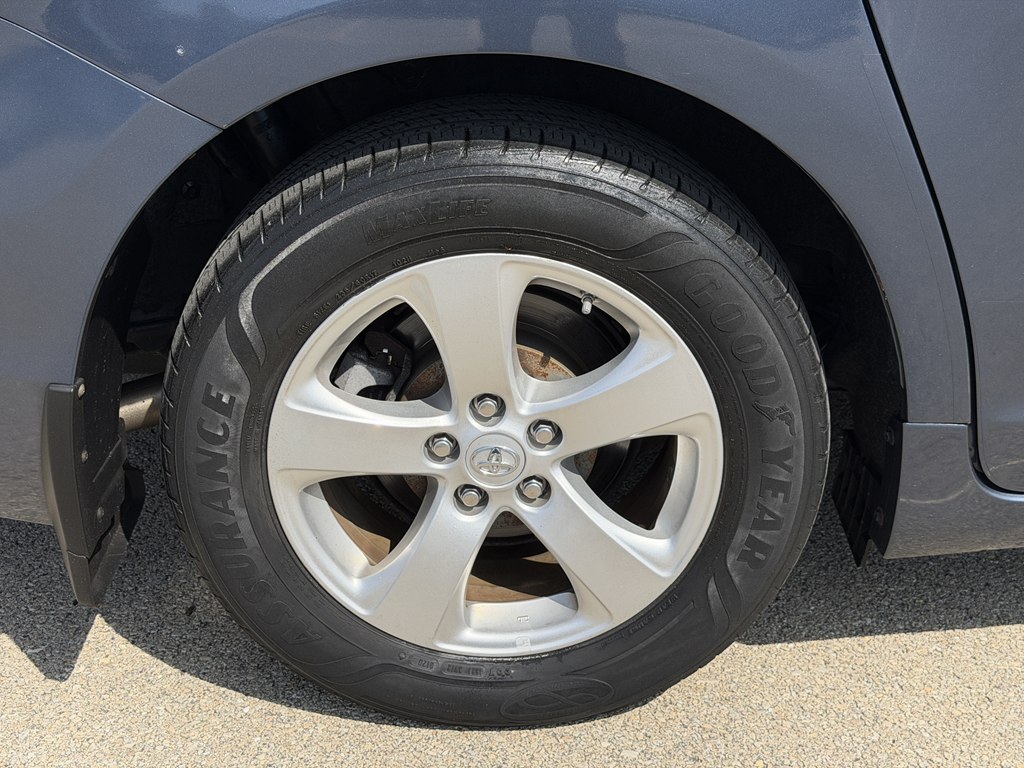 Photo 24 of this TOYOTA SIENNA