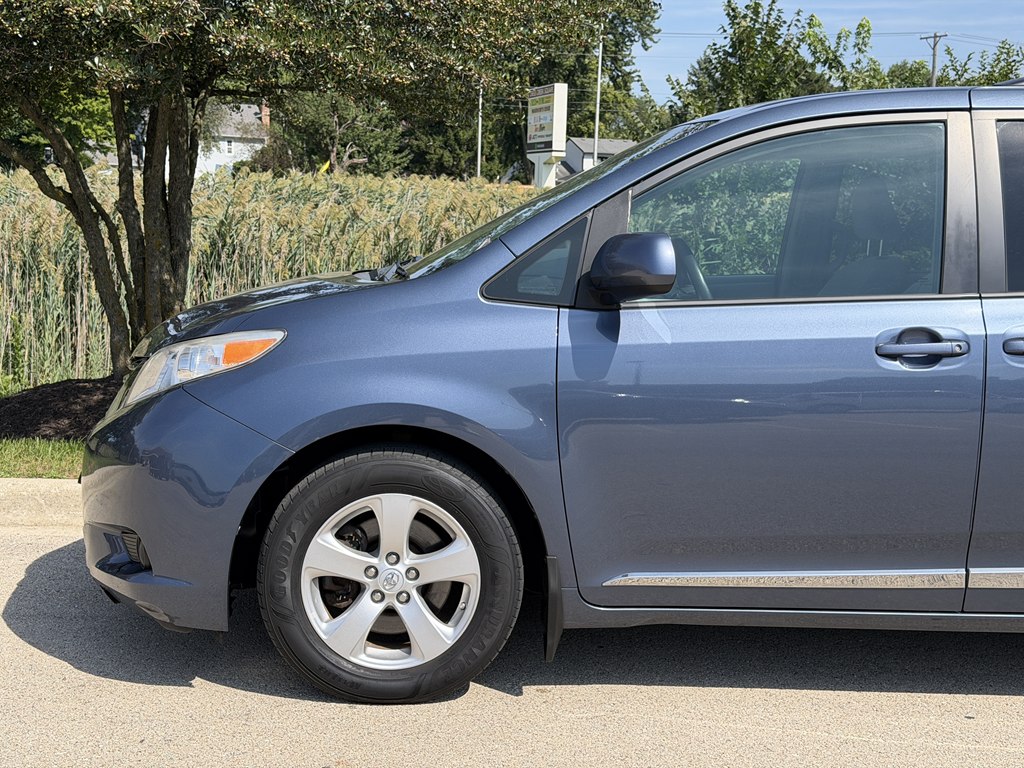 Photo 9 of this TOYOTA SIENNA