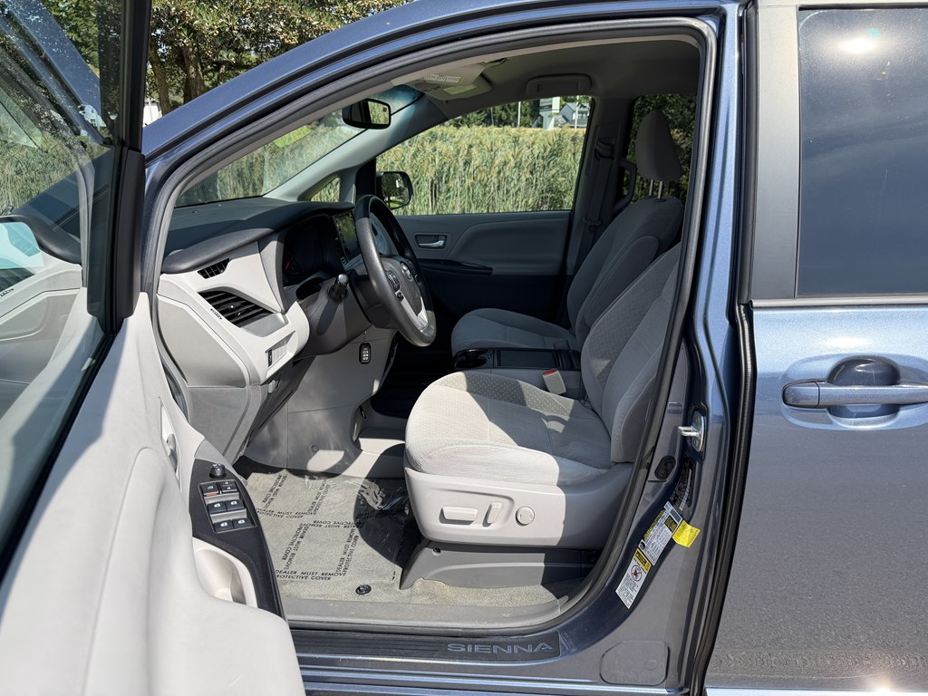 Photo 29 of this TOYOTA SIENNA
