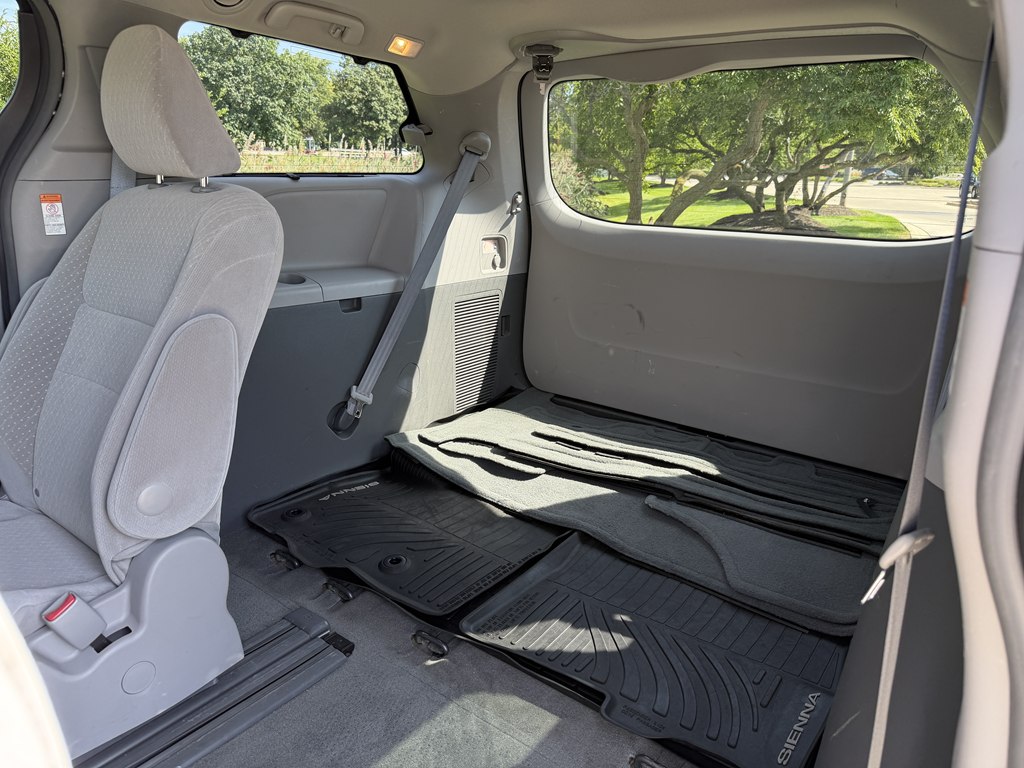 Photo 41 of this TOYOTA SIENNA