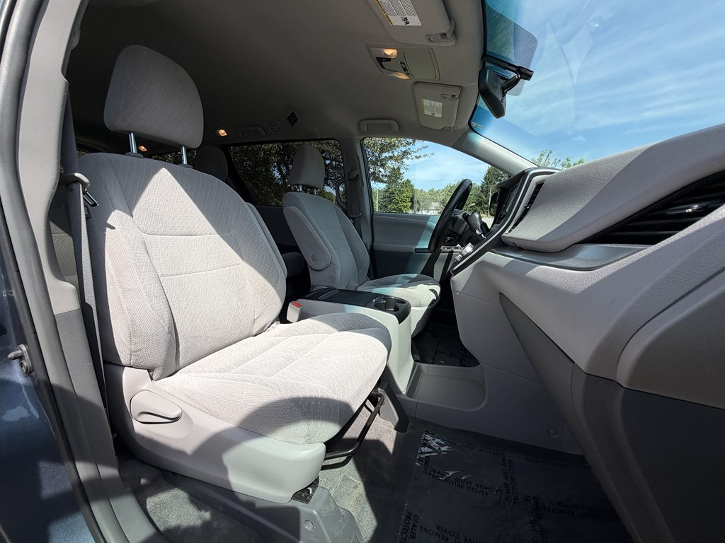 Photo 42 of this TOYOTA SIENNA