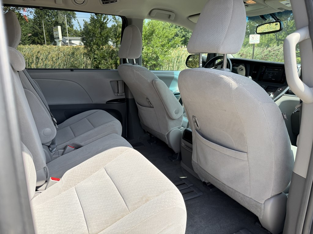 Photo 40 of this TOYOTA SIENNA