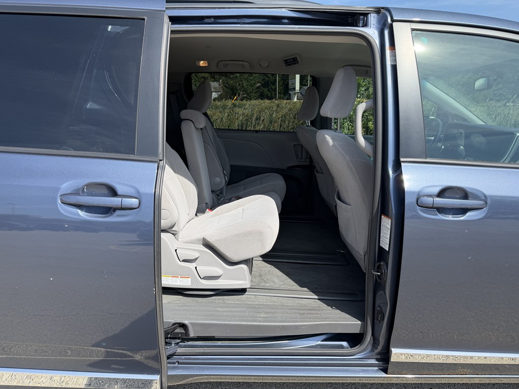 Photo 43 of this TOYOTA SIENNA
