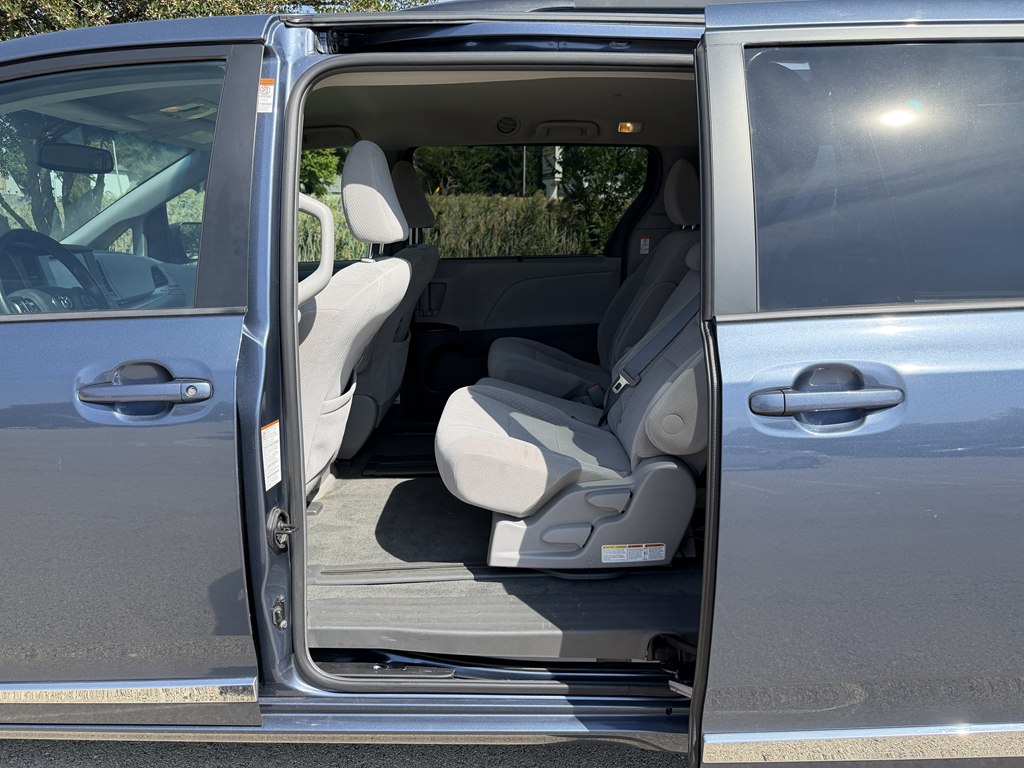 Photo 44 of this TOYOTA SIENNA