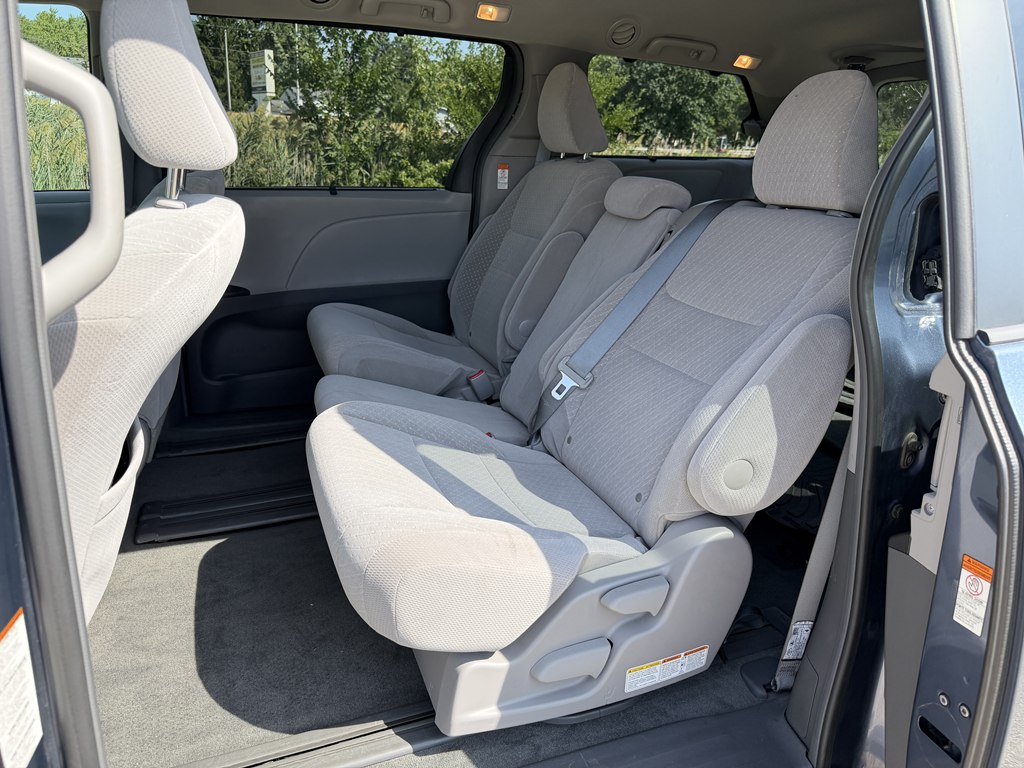 Photo 38 of this TOYOTA SIENNA