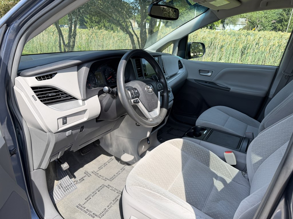 Photo 28 of this TOYOTA SIENNA