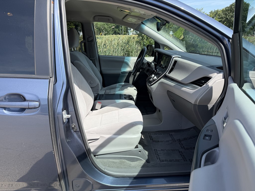 Photo 35 of this TOYOTA SIENNA