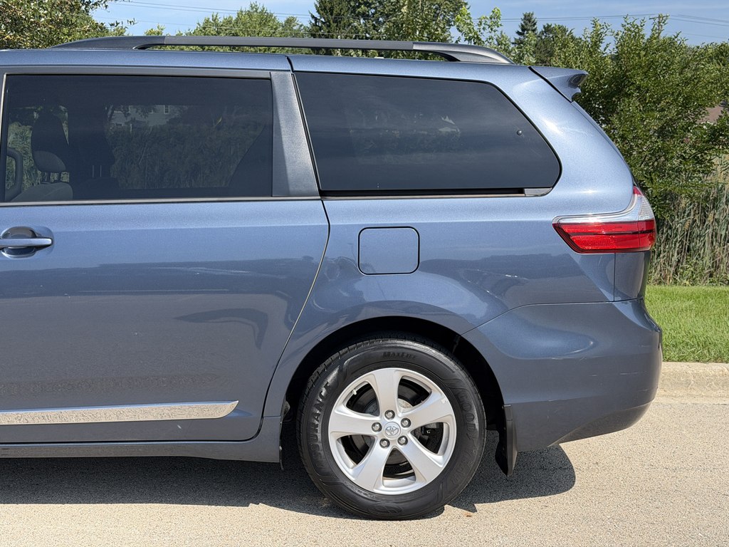 Photo 10 of this TOYOTA SIENNA