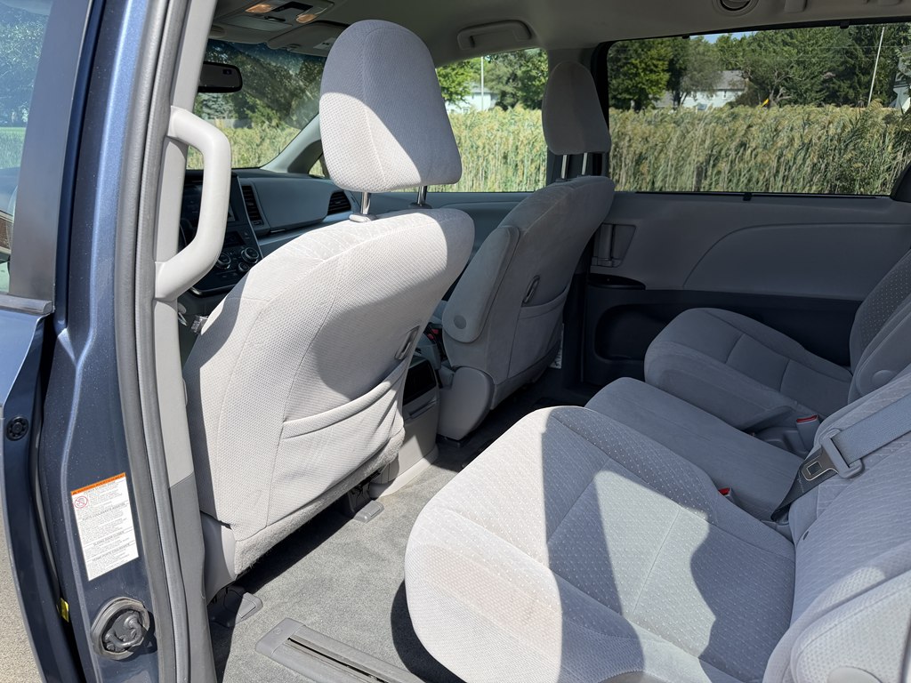 Photo 37 of this TOYOTA SIENNA