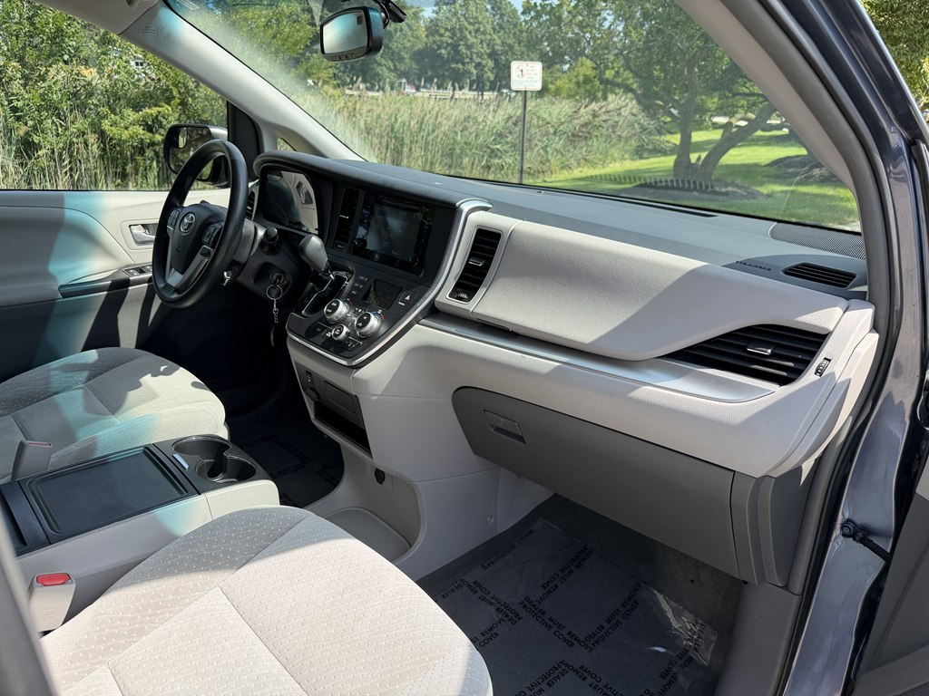 Photo 33 of this TOYOTA SIENNA