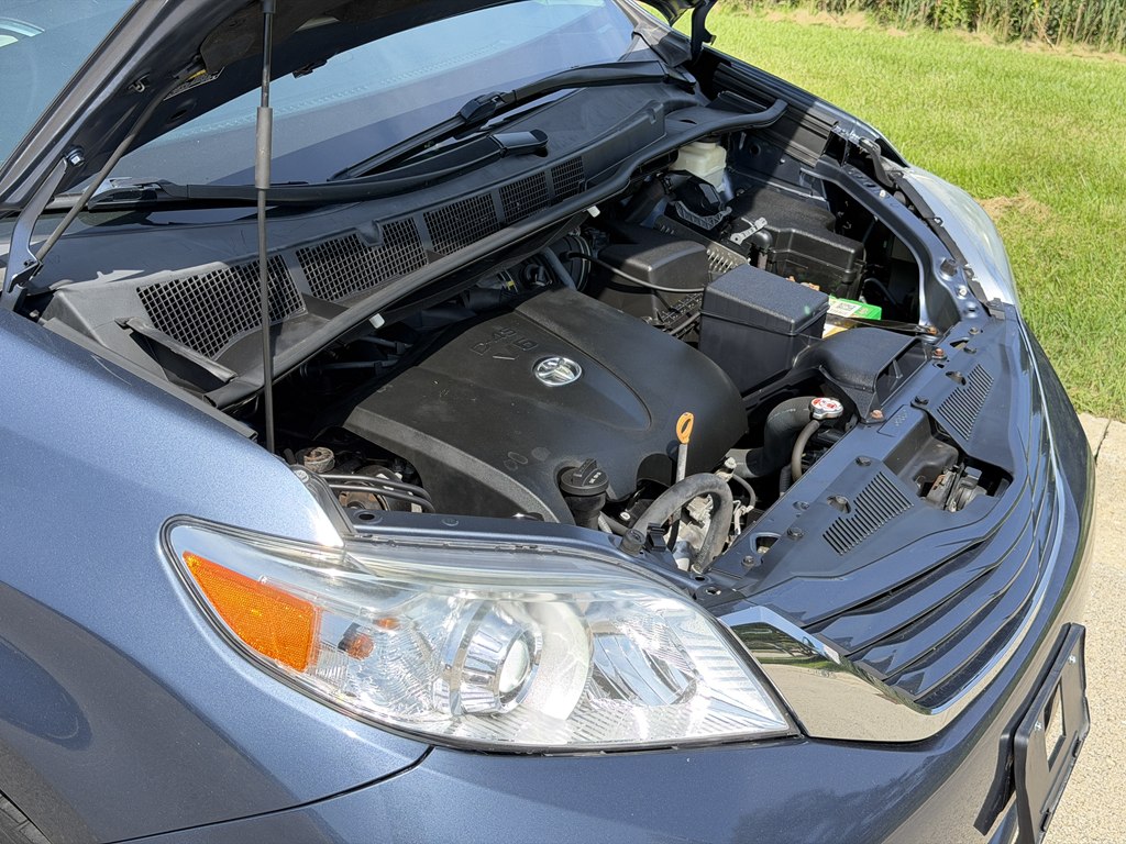 Photo 16 of this TOYOTA SIENNA