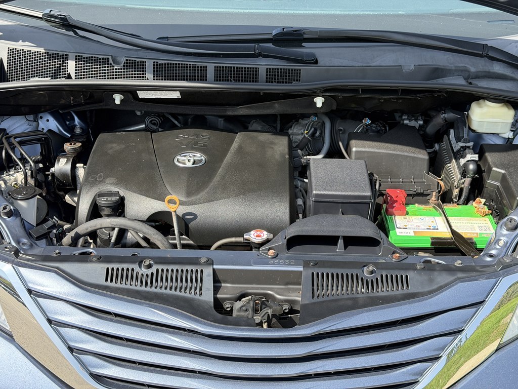 Photo 17 of this TOYOTA SIENNA