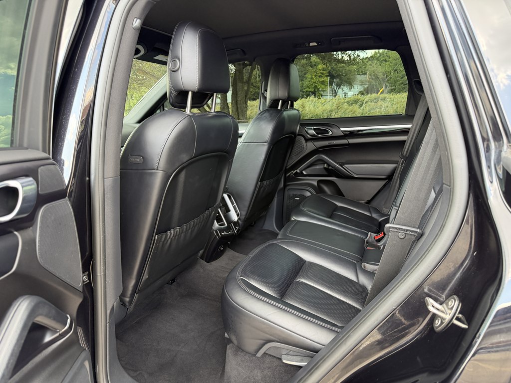 Photo 31 of this PORSCHE CAYENNE