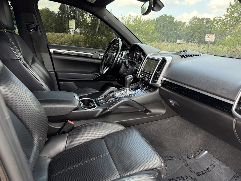 Photo 36 of this PORSCHE CAYENNE