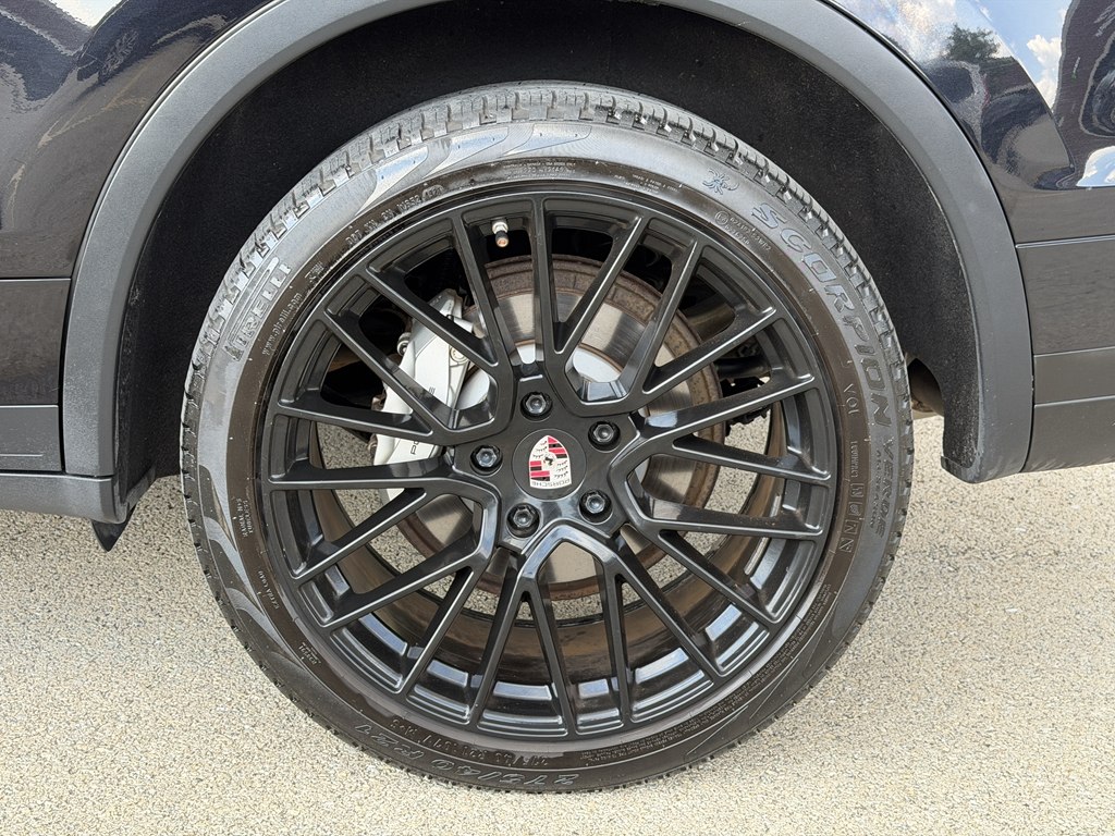 Photo 17 of this PORSCHE CAYENNE