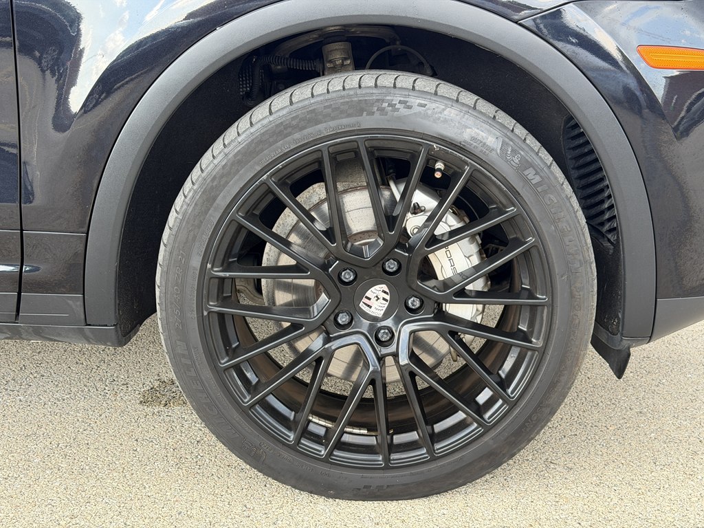 Photo 18 of this PORSCHE CAYENNE
