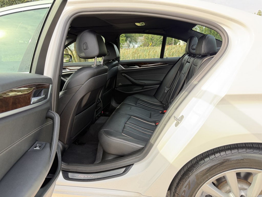 Photo 32 of this BMW 5 SERIES
