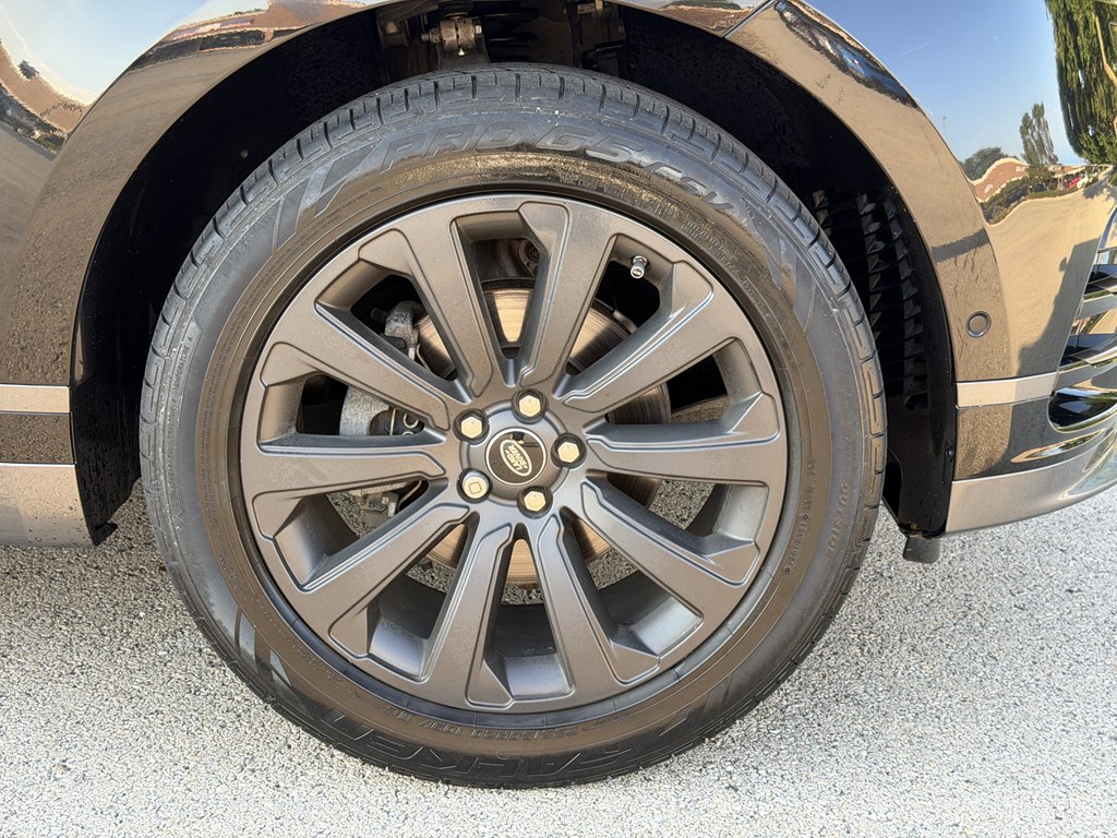 Photo 18 of this LAND ROVER RANGE ROVER VEL