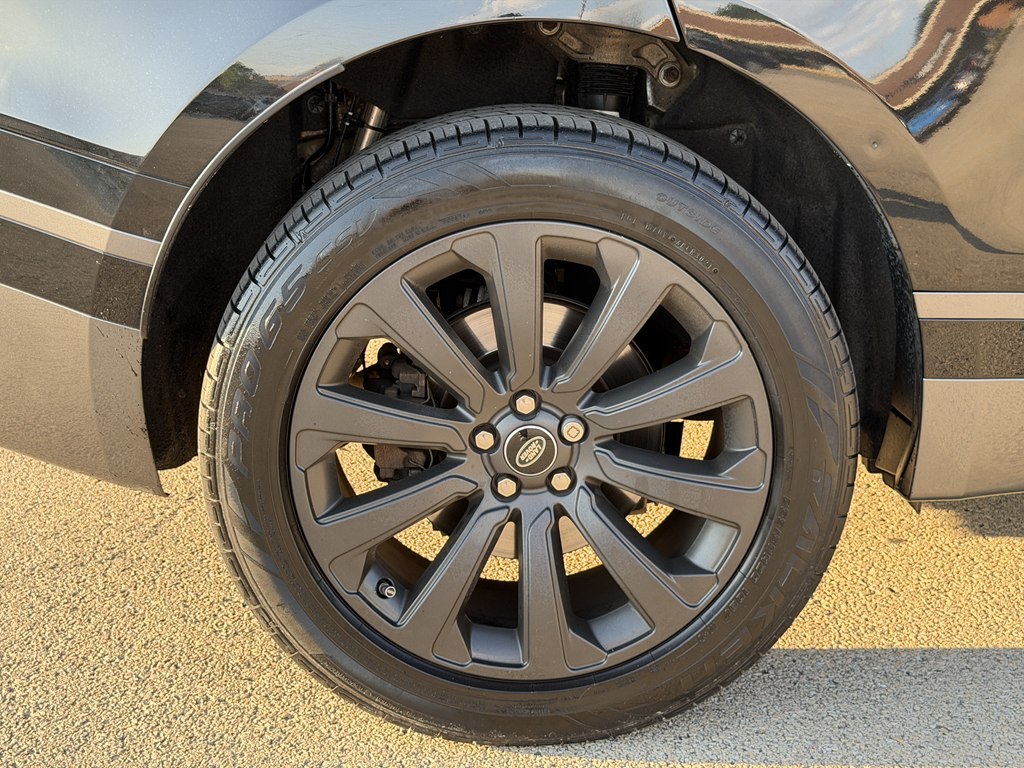Photo 17 of this LAND ROVER RANGE ROVER VEL