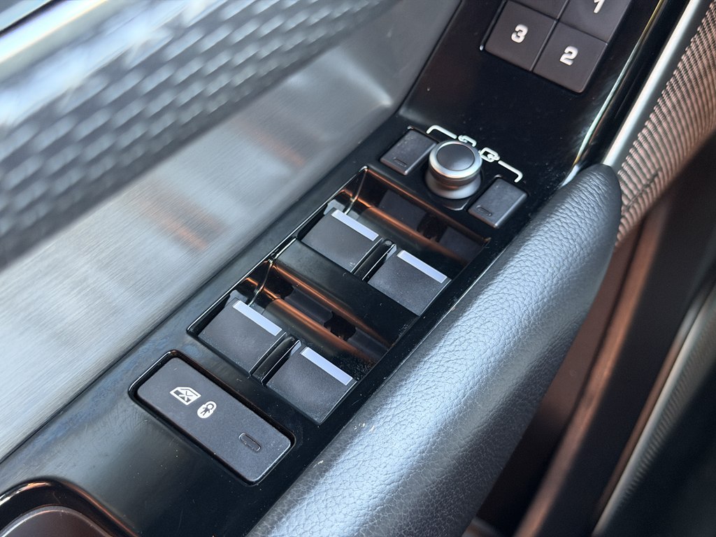 Photo 60 of this LAND ROVER RANGE ROVER VEL