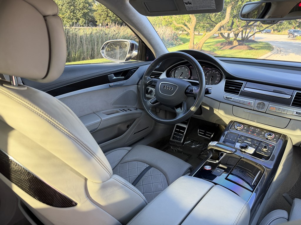Photo 36 of this AUDI S8