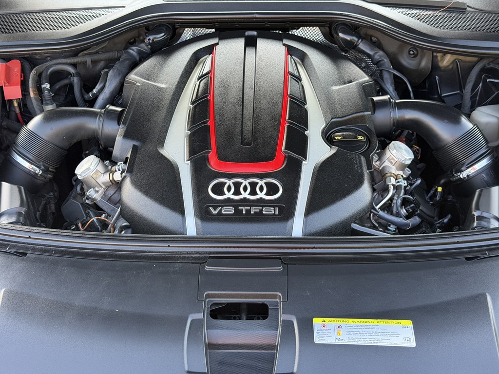 Photo 24 of this AUDI S8