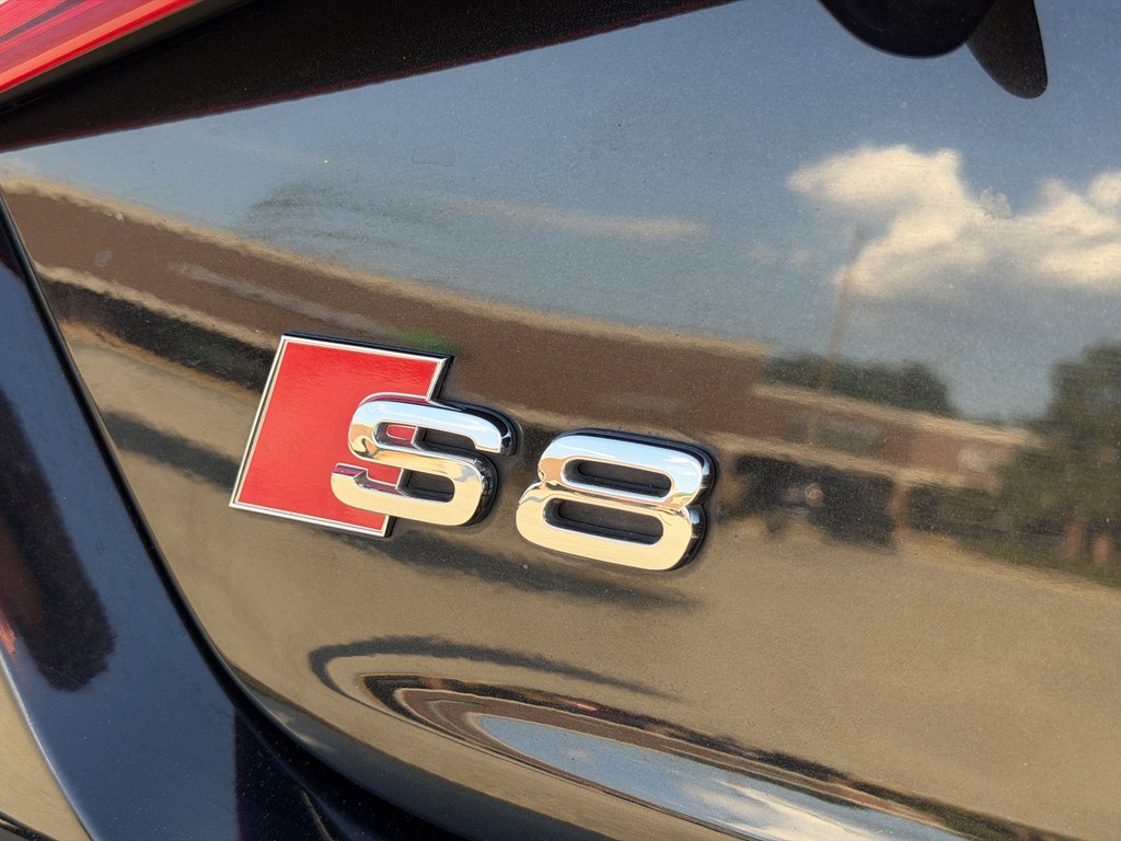 Photo 12 of this AUDI S8