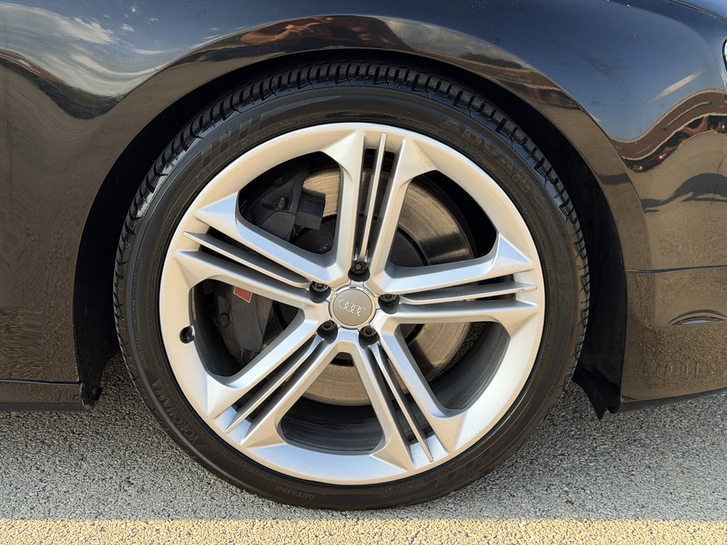 Photo 20 of this AUDI S8