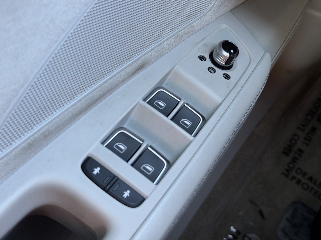 Photo 60 of this AUDI S8