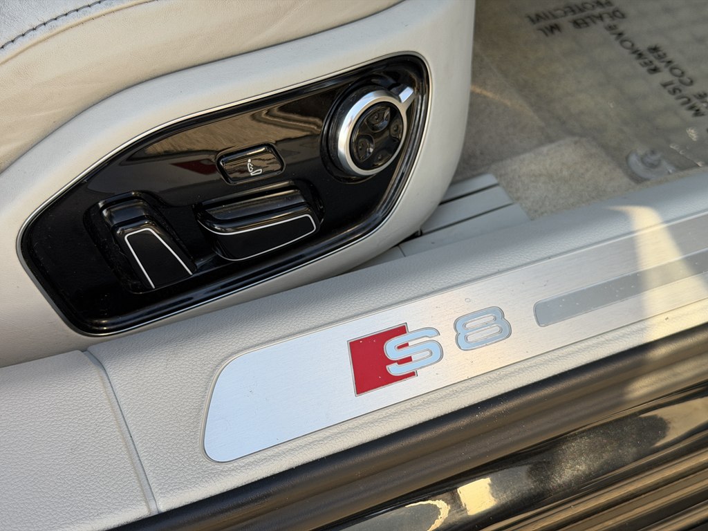 Photo 34 of this AUDI S8