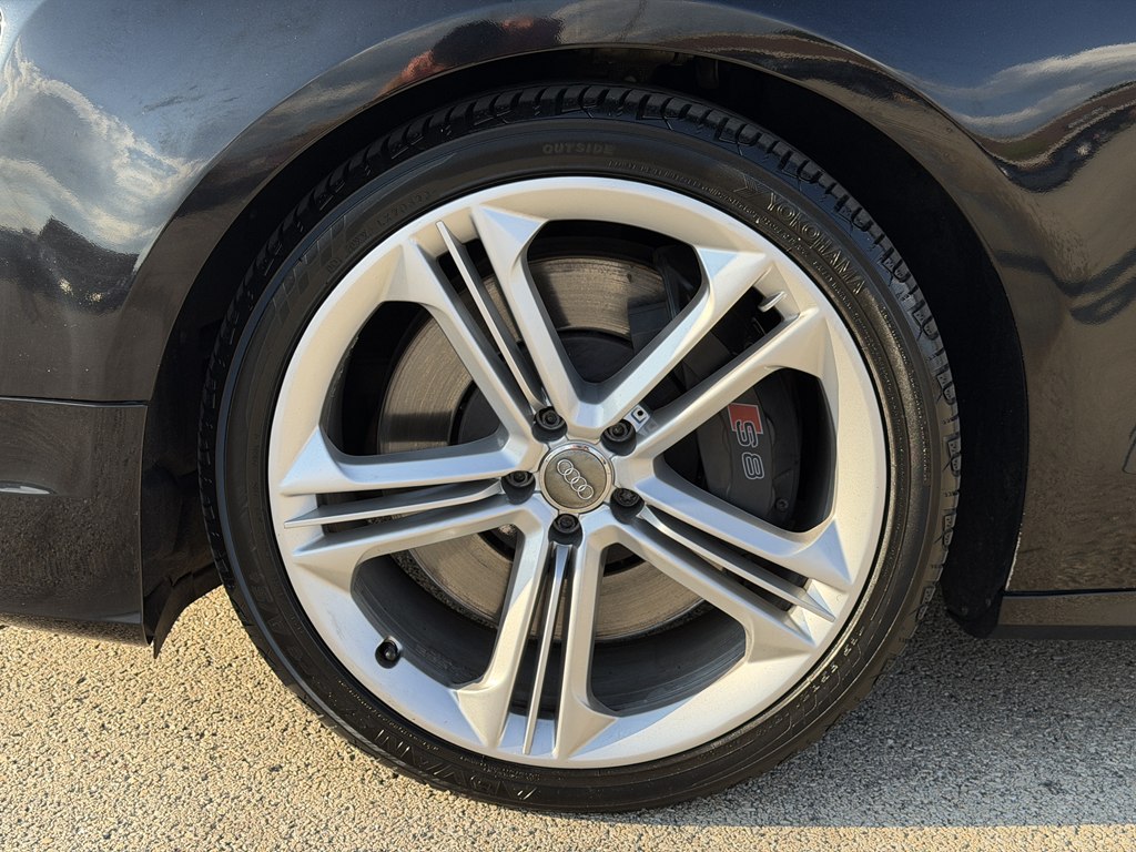 Photo 19 of this AUDI S8
