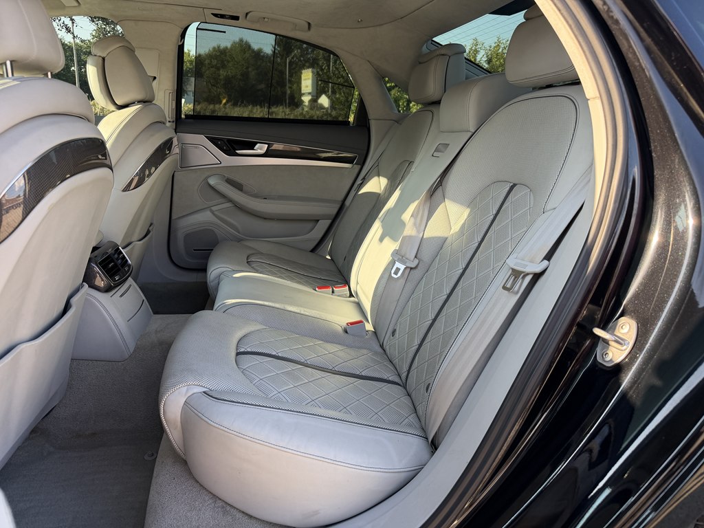 Photo 38 of this AUDI S8