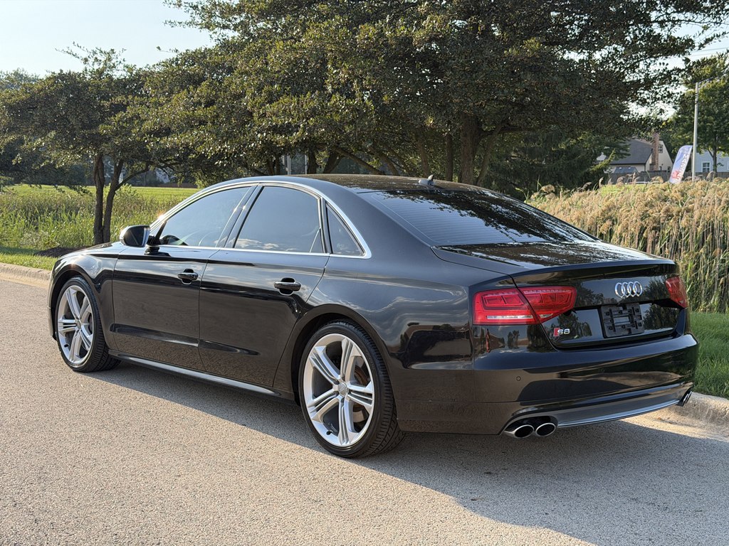 Photo 4 of this AUDI S8