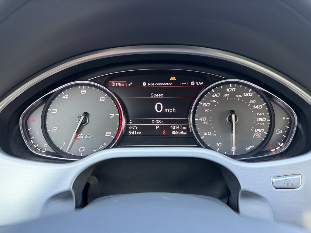 Photo 30 of this AUDI S8