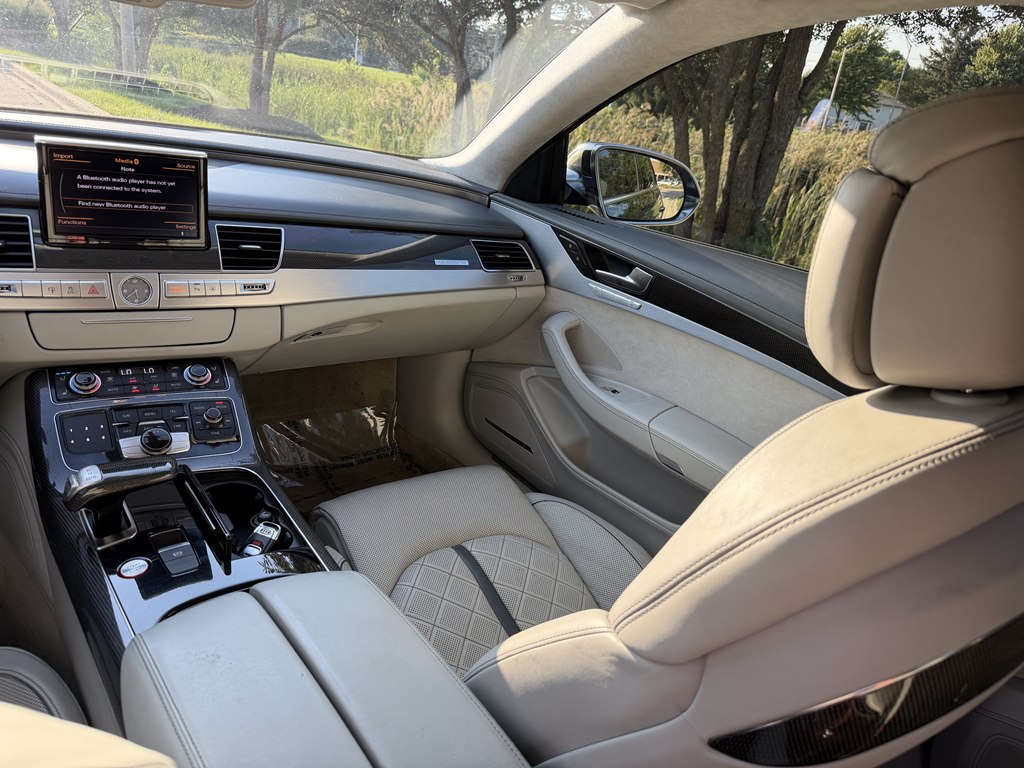 Photo 37 of this AUDI S8