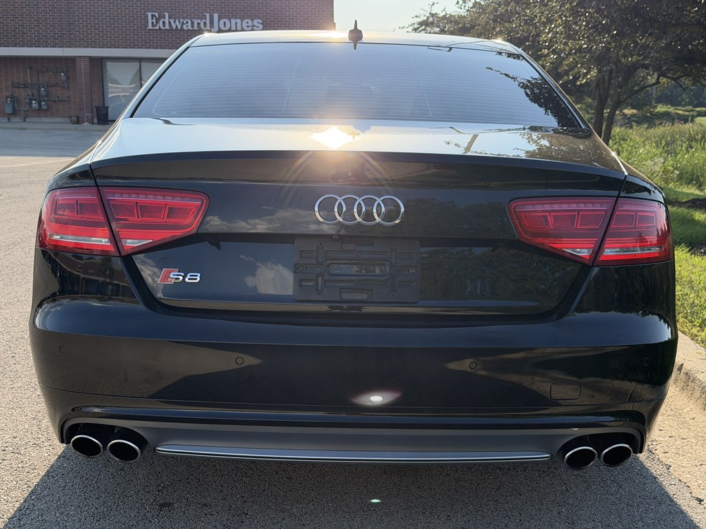 Photo 16 of this AUDI S8