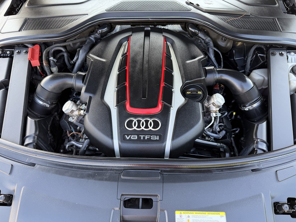 Photo 25 of this AUDI S8