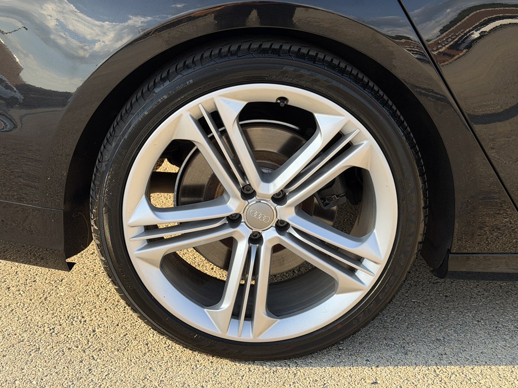 Photo 22 of this AUDI S8